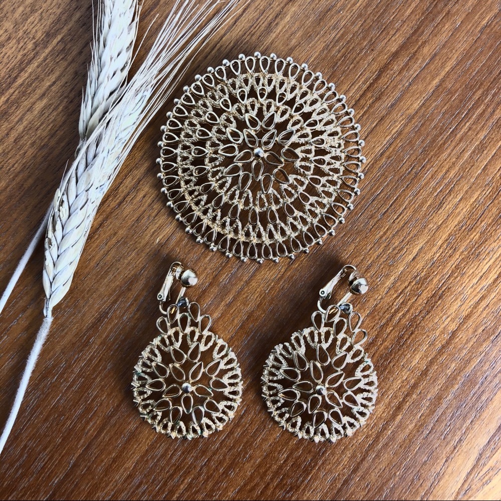 Sarah Coventry Gold Starburst Brooch & Earring Set